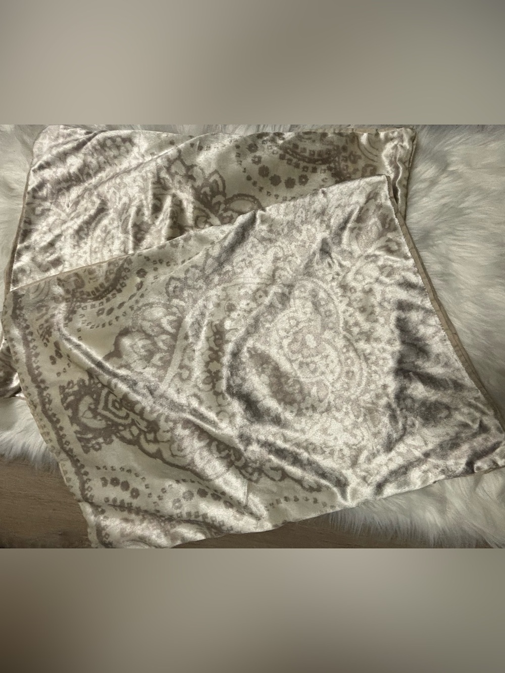 Nina Home Standard Pillow Sham Set of 2 Beige/Gray Medallion 26x20 Polyester